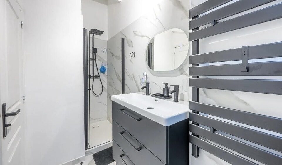 Salle d'eau façon marbre, meuble anthracite