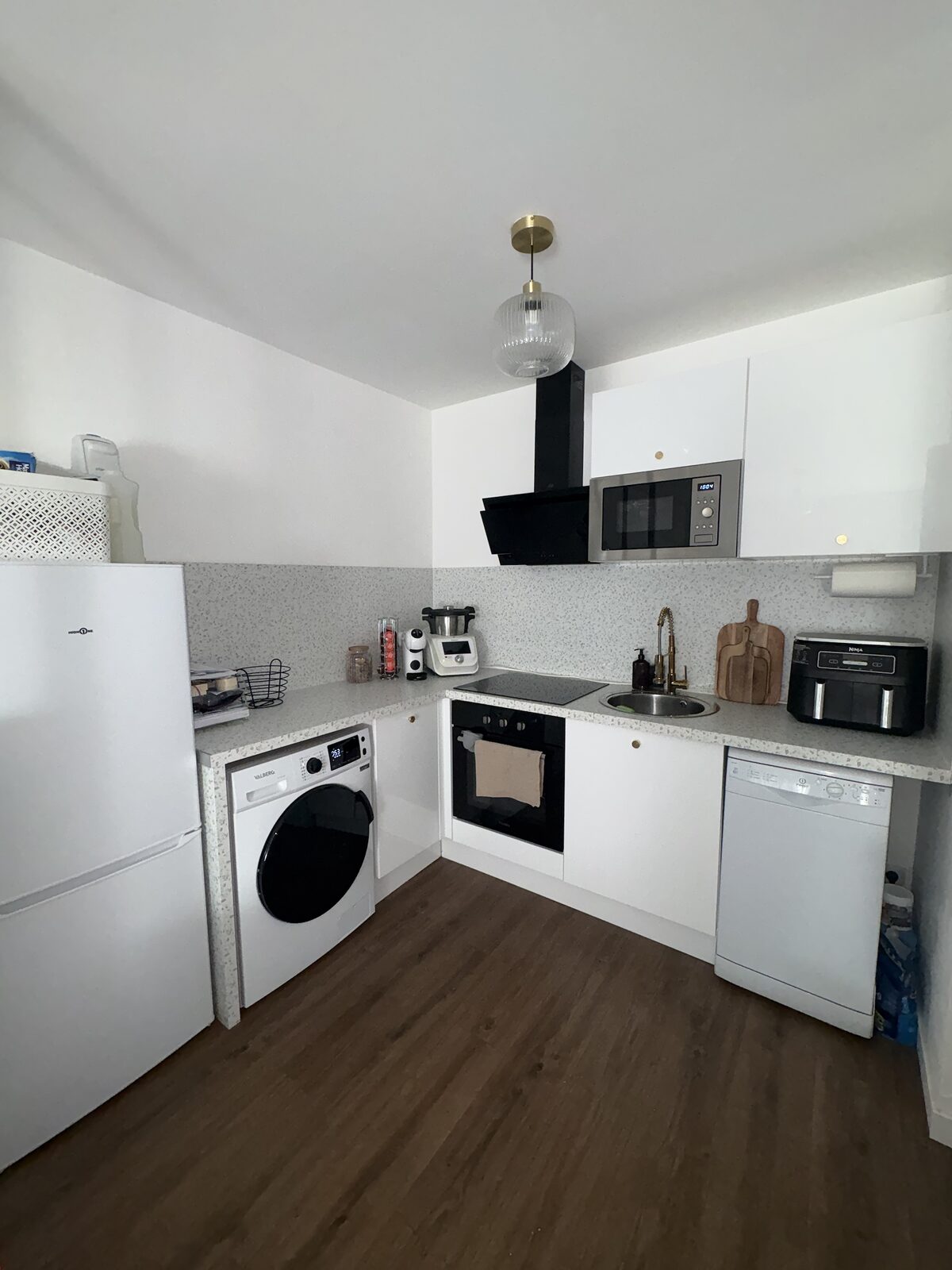 Cuisine blanche équipée avec crédence terrazzo