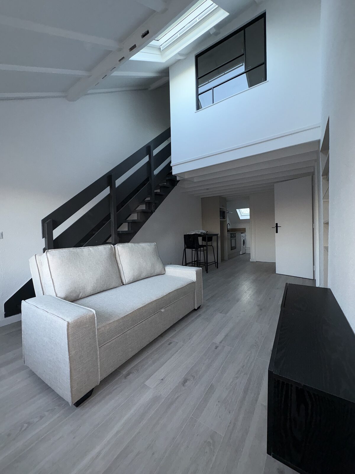 Séjour en double hauteur avec mezzanine vitrée