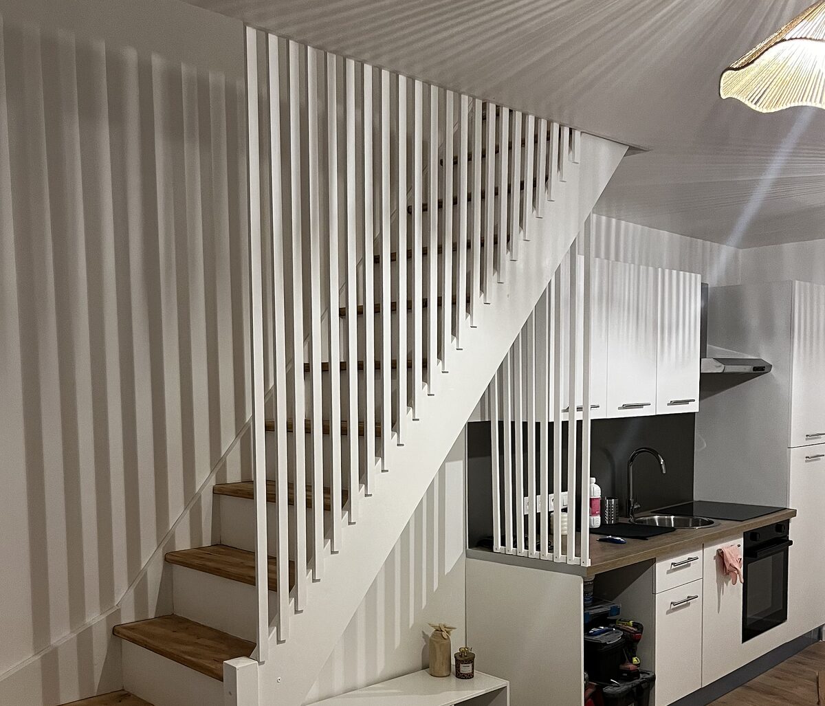 Escalier habillé de tasseaux blancs
