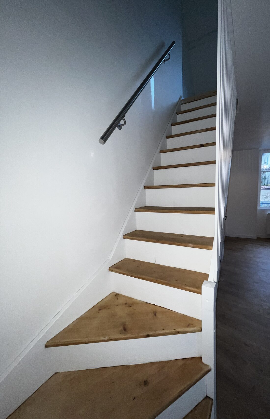 Escalier repeint, marches bois poncées et rampe inox